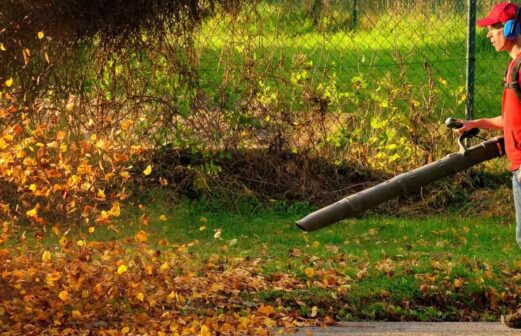 CR-Home-InlineHero-Lawn-Gear-You-Need-For-Fall-Cleanup-10-18